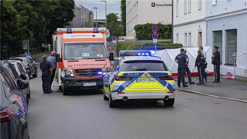 Mann fährt Ehefrau und Kind an - Sorgerechtsstreit vermutet Mindestens fünf Menschen wurden verletzt ins Krankenhaus gebracht.