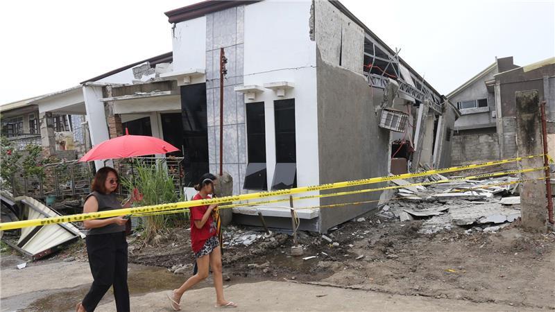 Weiteres Erdbeben auf Philippinen - Tsunami-Entwarnung Mindestens vier Menschen sind bei dem starken Beben ums Leben gekommen.