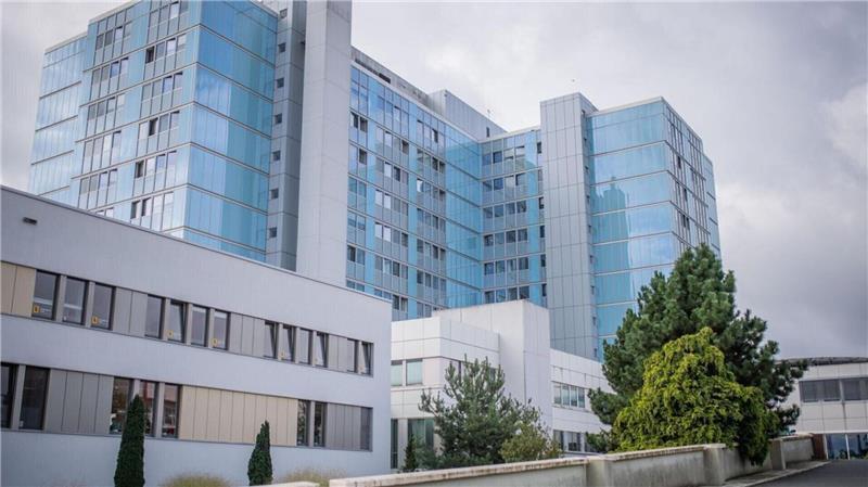 Mindestens vier Personen haben sich nach dem Besuch eines Piercing-Studios im Landkreis Cuxhaven mit einem gefährlichen Bakterium infiziert und werden jetzt im Klinikum Reinkenheide in Bremerhaven behandelt.