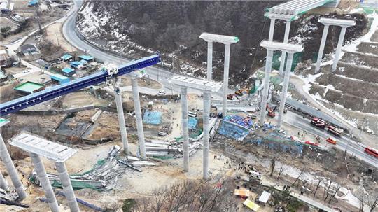 Mindestens zwei Personen bei einem Brückeneinsturz in Südkorea gestorben. 