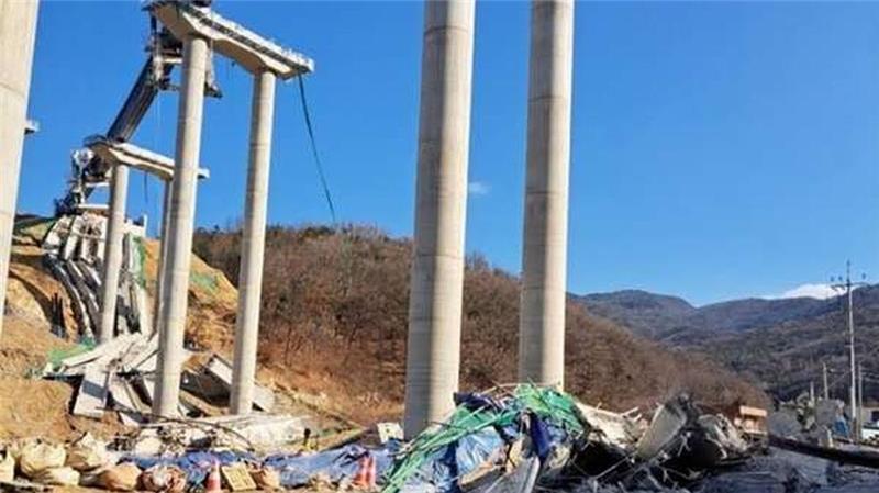 Mindestens zwei Personen bei einem Brückeneinsturz in Südkorea gestorben. 