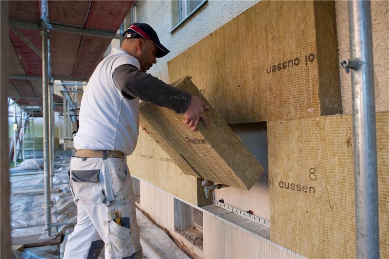 Mineralwolle wie Steinwolle wird aus Rohstoffen wie Dolomit, Scherben und Sand sowie Eisenoxid und Zement hergestellt. Geschmolzen und dann zerfasert lässt sich das Material zu Matten für die Fassadendämmung verarbeiten. Foto: Klaus-Dietmar Gabbert