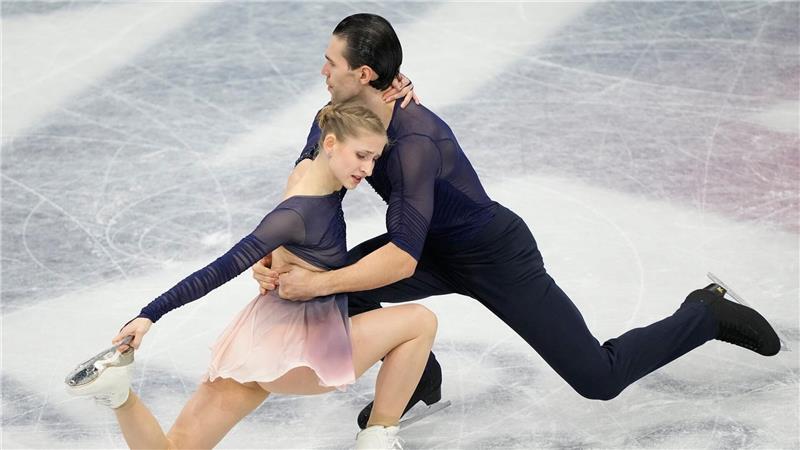 Minerva Hase (l) und Nikita Volodin fielen in der Kür vom ersten auf den dritten Platz zurück.