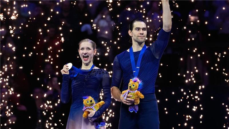 Minerva Hase (l) und Nikita Volodin holten erstmals WM-Gold im Paarlaufen.