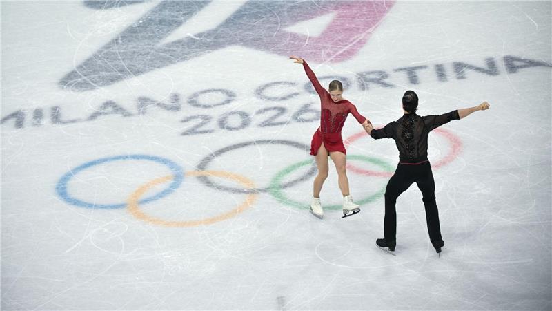 Minerva Hase und Nikita Volodin auf dem Eis bei den Olympischen Winterspielen Mailand Cortina 2026.