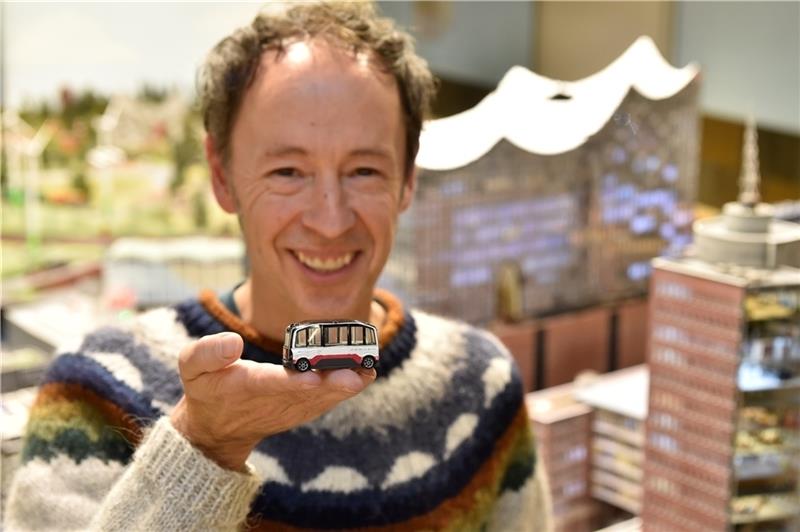 Miniatur-Wunderland-Gründer Gerrit Braun mit dem Minibus in der Hand. Foto: Marc-Oliver Schulz