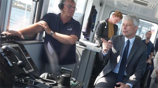 Minister Bilger informierte sich in Kiel über ein Projekt für eine autonome Fähre.  
