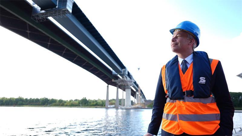 Minister Bilger kam zum Baustellenbesuch an die Rader Hochbrücke. 