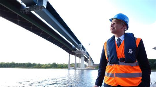 Minister Bilger kam zum Baustellenbesuch an die Rader Hochbrücke. 