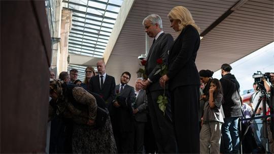 Minister Bilger (l, CDU) und Bahnchefin Palla verneigen sich im ehrenden Gedenken.