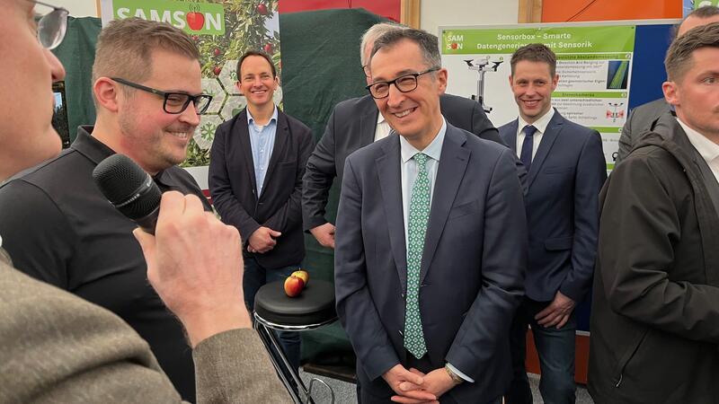 Bundesminister in Jork: Özdemirs Schulterschluss mit den Obstbauern Minister Cem Özdemir machte beim Samson-Projekt einen Stopp, der Bund unterstützt die Digitalisierung im Obstbau. Sensoren sollen helfen, den Pflanzenschutzmitteleinsatz zu reduzieren und eine gute Ernte zu sichern.
