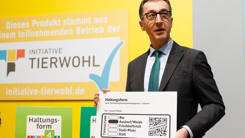 Minister Cem Özdemir zeigt das künftige staatliche Tierhaltungslogo. (Archibild)