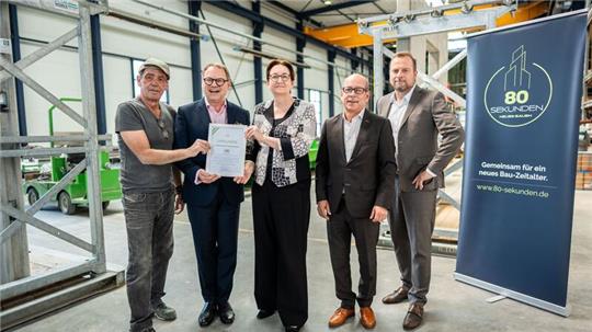 Minister Klara Geywitz informiert sich in Soltau über die Vorteile der Fertigbau-Methode.