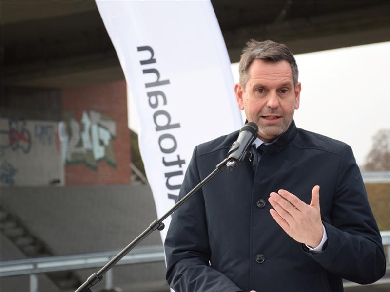 Warum Verkehrsminister Olaf Lies auf den Bau von A26 und A20 setzt Minister Lies während der Eröffnung des neuen A26-Teils. Er sprach auch A20 und das Industriegleis an. Foto: Strüning