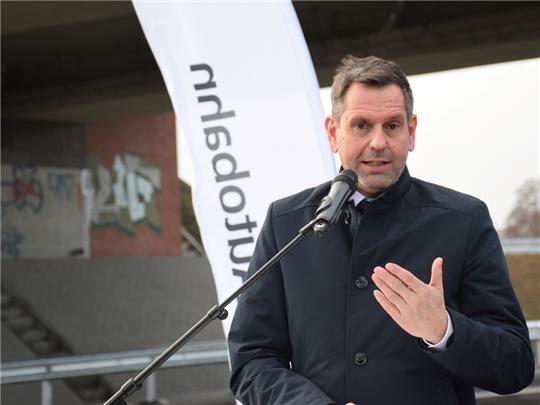 Minister Lies während der Eröffnung des neuen A26-Teils. Er sprach auch A20 und das Industriegleis an. Foto: Strüning