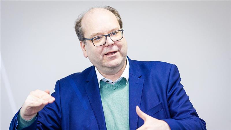 Minister Meyer freut sich darüber, dass in Emden künftig alte Schiffe recycelt werden können. (Archivbild).