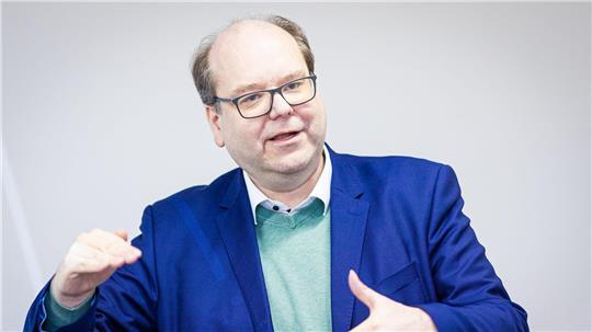 Minister Meyer freut sich darüber, dass in Emden künftig alte Schiffe recycelt werden können. (Archivbild).