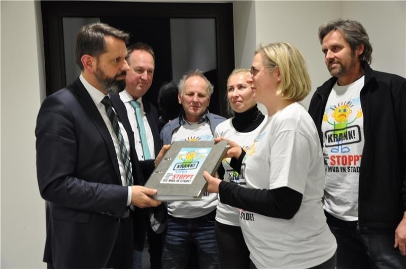 Minister Olaf Lies und Landtagsabgeordneter Uwe Santjer (von links) nehmen im niedersächsischen Landtag die Petition der Bürgerinitiative für eine umweltverträgliche Industrie entgegen. Foto privat