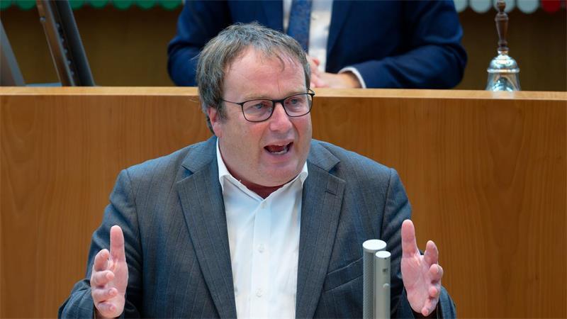 Minister Oliver Krischer übt deutliche Kritik an der Deutschen Bahn: „Das macht mich fassungslos.“ (Archivbild)