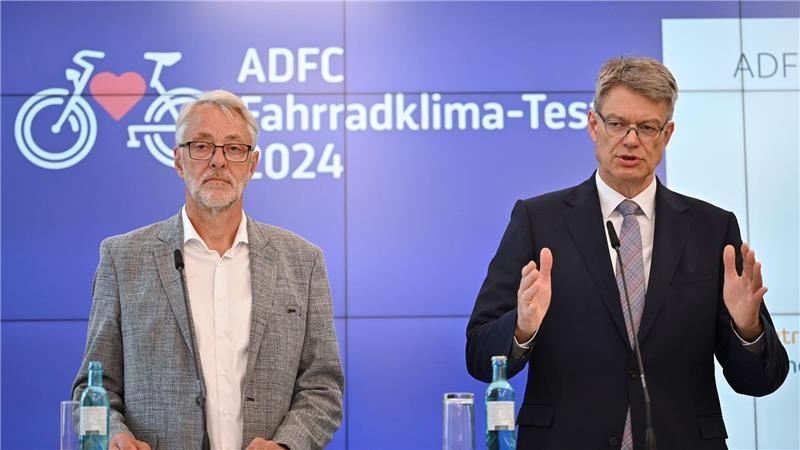 Minister Patrick Schnieder (re.) empfiehlt Schutzhelme - aber ohne Pflicht. 