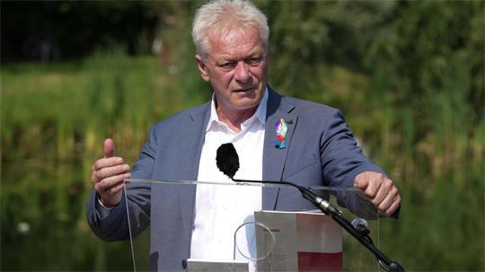 Minister Rainer will die Bauern mit ihren Sorgen nicht allein lassen. (Archivbild)