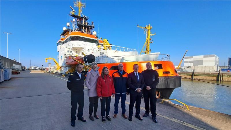 Minister Volker Wissing (2v.r.) mit Mitarbeiterin des Wasser- und Schifffahrtsamts vor dem Mehrzweckschiff „Neuwerk“ in Cuxhaven.