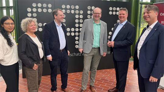 Minister bei der Dow (von links): Amalien Meyer und Karin Aval von den Stader Grünen, Dr. Magnus Buhlert und Christian Meyer aus dem Umweltministerium sowie die Dow-Manager Jörg Schmitz und Olaf Stüven.