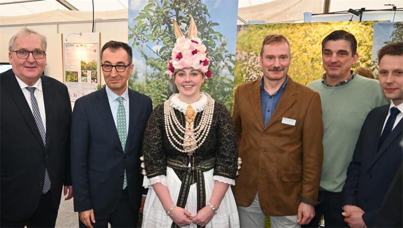 Bundesminister in Jork: Özdemirs Schulterschluss mit den Obstbauern Minister mit Blütenkönigin und den Spitzen des Obstbaus auf dem Esteburg-Stand.