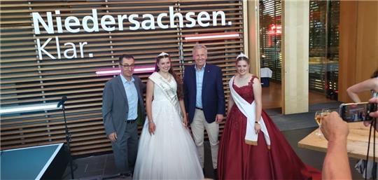Minister mit Majestäten : Bundeslandwirtschaftsminister Cem Özdemir (von links), Heidekartoffelkönigin Johanna aus Bad Bevensen und der ehemalige Bundespräsident Christian Wulff mit der Fredenbecker Spargelkönigin Lynn-Marie Müller. Foto: G