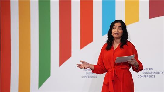 Ministerin Alabali-Radovan (SPD) spricht zu Beginn der Hamburger Nachhaltigkeitskonferenz. 