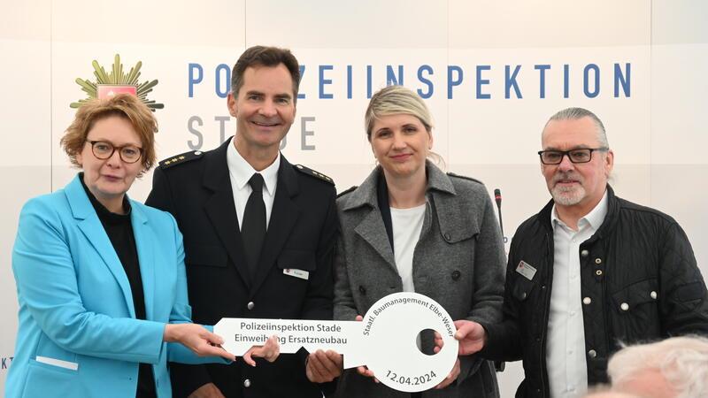 Ministerin Daniela Behrens, Polizeichef Jan Kurzer sowie Stefan Müller und Carina von Studnitz vom Staatlichen Baumanagement Elbe-Weser bei der Schlüsselübergabe (von links).