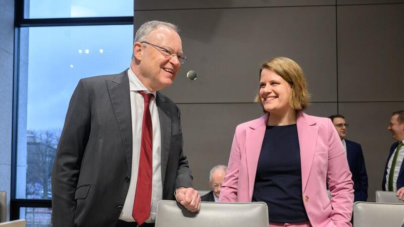 Zusammenarbeit mit Lies? Hamburg zeigt sich zuversichtlich Ministerin Hamburg (r) habe stets Weils pragmatische und umsichtige Art geschätzt. (Archivbild)