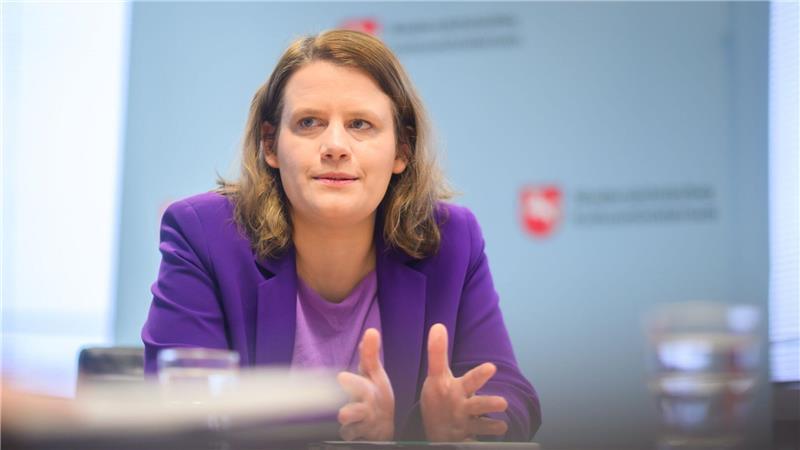 Tiktok erst ab 14? Landtag streitet über Mindestalter Ministerin Hamburg sieht Social Media für unter 14-Jährige kritisch. (Archivbild)