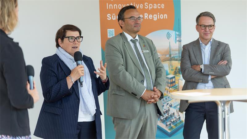 Ministerin Melanie Walter übergibt den Förderbescheid für das Projekt Open Lab und Protospace - auf dem Foto neben 1. Kreisrat Thorsten Heinze und Dr. Olaf Krüger von der Süderelbe AG.