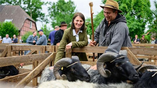 Ministerin Miriam Staudte beim Heidschnuckentag.