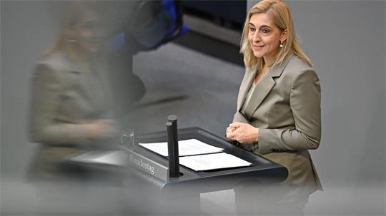 Ministerin Nina Warken (CDU) warb für das Spargesetz. 