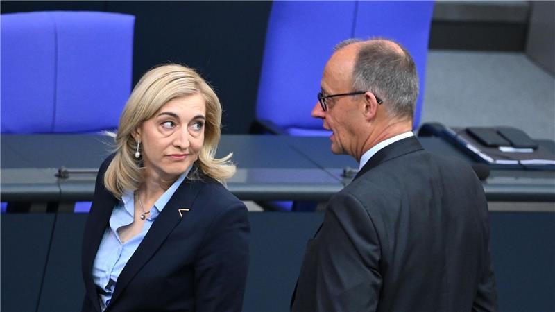 Ministerin Nina Warken hat das Sparziel für 2027 noch erhöht. (Archivbild)