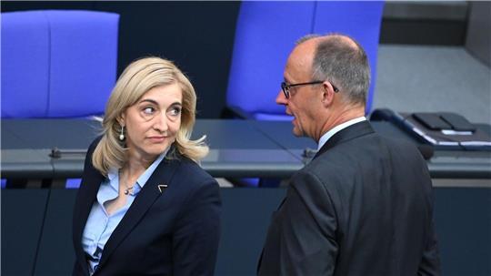 Ministerin Nina Warken hat das Sparziel für 2027 noch erhöht. (Archivbild)