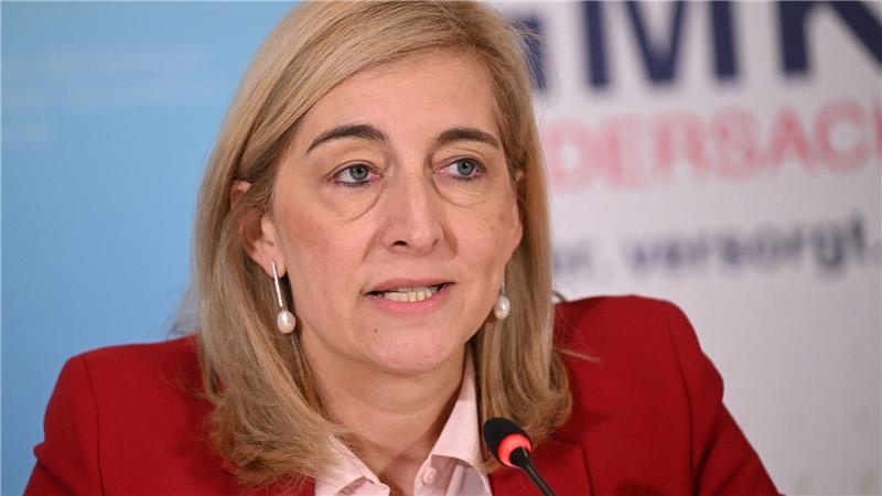 Ministerin Warken hebt das Sparziel für stabile Kassenbeiträge an. 