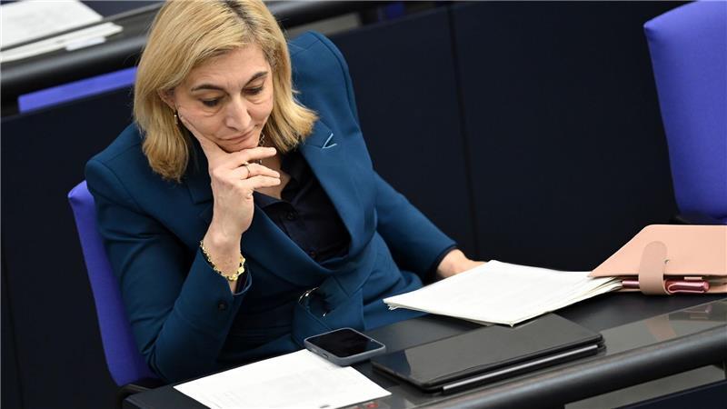 Das Apotheken-Netz schrumpft noch weiter Ministerin Warken kündigte eine Anhebung des Fix-Honorars an. (Archivbild)