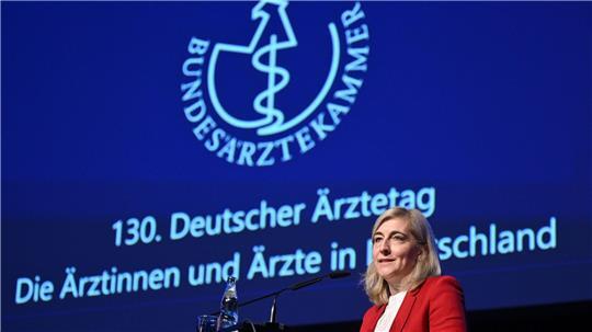 Ministerin Warken verteidigte ihr Sparpaket gegen Kritik der Ärzte.