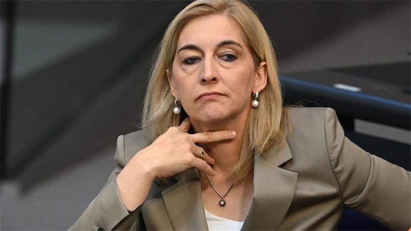 Pflege im Heim noch teurer - Hilft die Reform? Ministerin Warken will die Pflegekassen in Milliardenhöhe entlasten. (Archivbild)