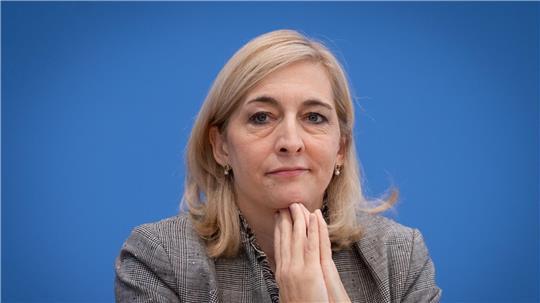 Ministerin Warken will jetzt vor allem bei den Klinik-Vergütungen sparen. (Archivbild)