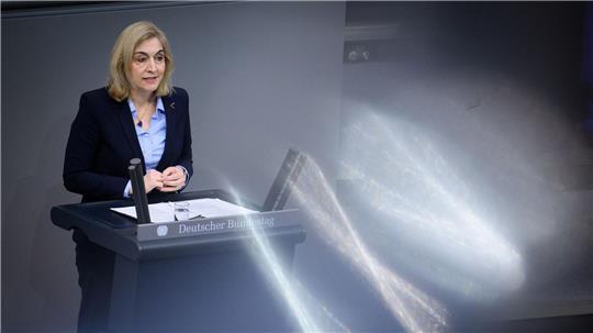 Ministerin Warken wirbt für ihre Sparvorschläge und erntet breite Proteste. (Archivbild) 