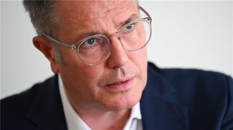 Ministerpräsident Alexander Schweitzer will ein einheitliches Deutschlandticket mit Passfoto. (Archivbild)