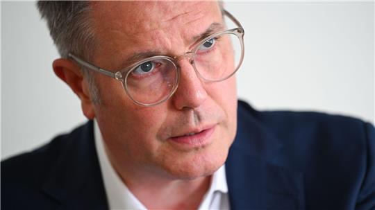 Ministerpräsident Alexander Schweitzer will ein einheitliches Deutschlandticket mit Passfoto. (Archivbild)