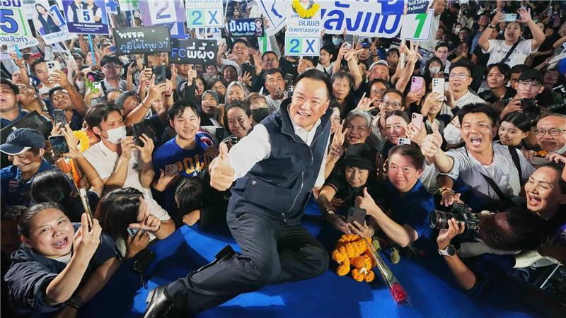 Ministerpräsident Anutin Charnvirakul kündigte die vorgezogene Neuwahl im Dezember an. (Archivbild)