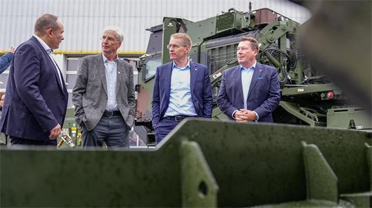 Ministerpräsident Daniel Günther (3. von links, CDU) hat Rheinmetall in Flensburg besucht.