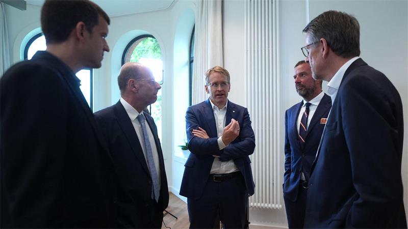 Neue Plattform und Drohnen gegen Sabotage in Häfen Ministerpräsident Daniel Günther (CDU, Mitte) hat Betreiber von Häfen und Stromnetzen zu Gesprächen in sein Kabinett eingeladen.