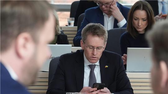 Ministerpräsident Daniel Günther (CDU) ist für Rückholaktionen deutscher Touristen aus Nahost. (Archivbild)